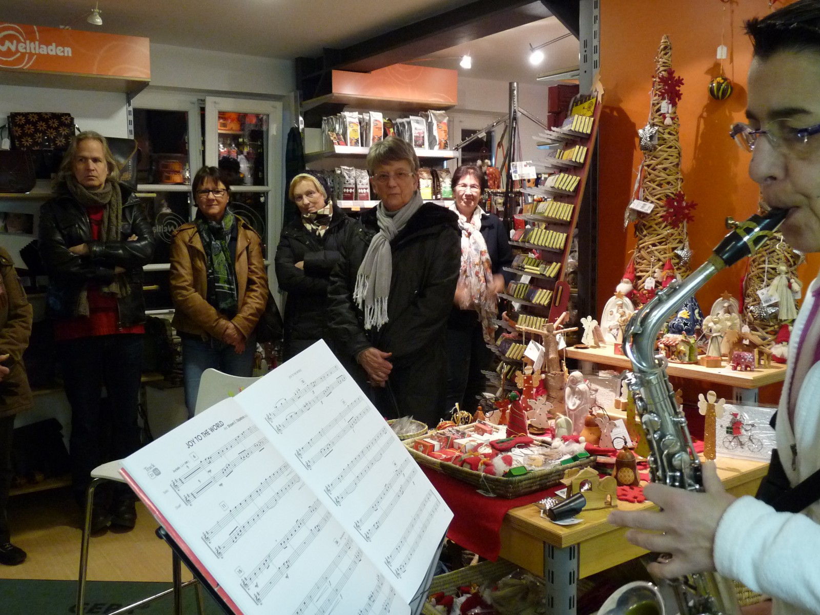 Zahlreiche Besucher ließen sich einladen, innezuhalten vom Einkaufsstress. Mit weihnachtlichen Klängen auf dem Saxophon umrahmte Petra Grumbach die besinnlichen Texte aus dem ADVENTSKALENDER "ANDERE ZEITEN", gelesen von Nina Schramm