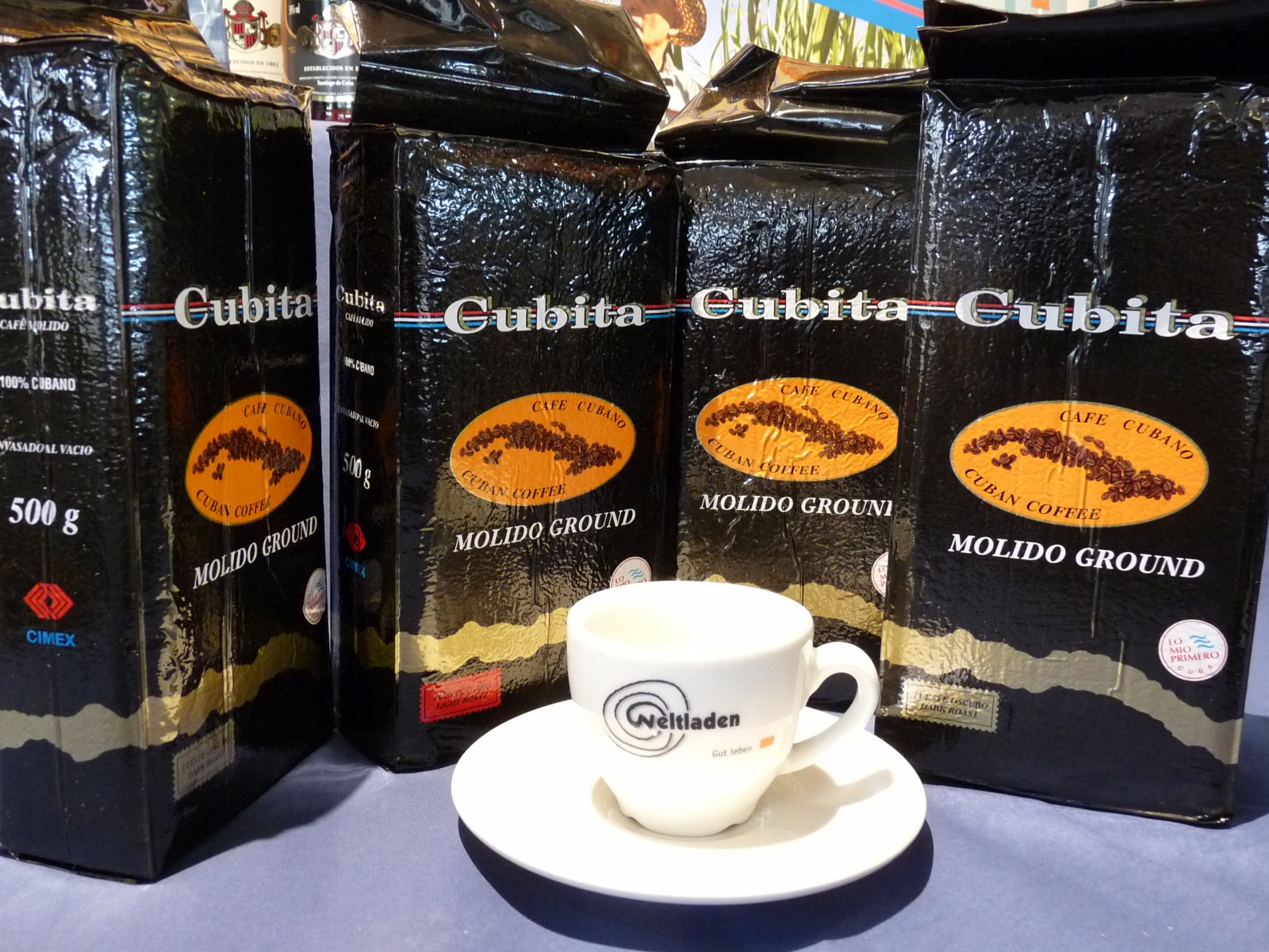 Die bergigen Regionen im Osten des Landes bieten ideale Anbaubedingungen für den kubanischen Kaffee.In der Rösterei in der Nähe Havannas bekommt der Cubita Kaffee seinen finalen Schliff und kommt in zwei Röstgraden zu uns in den 