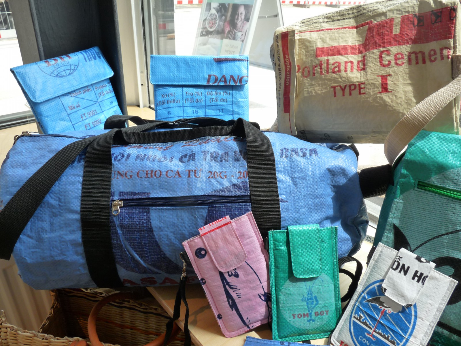Aus recycelten Fischfutter-, Reis- und Zementsäcken entstehen "Helping Bags" in fairen Projekten in Kambodscha 