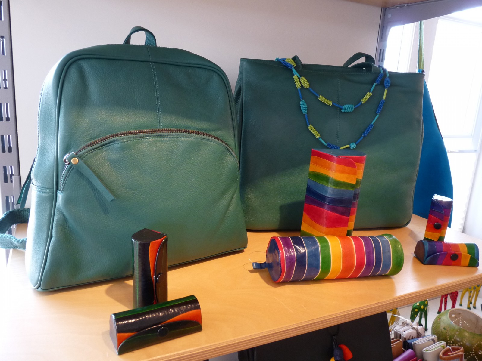 Rucksack u. Handtasche Federmäppchen, Lippenstiftbox, Brillenetui (Leder, Indien) Halskette aus recycl. Telefonkabel (Südafrika)