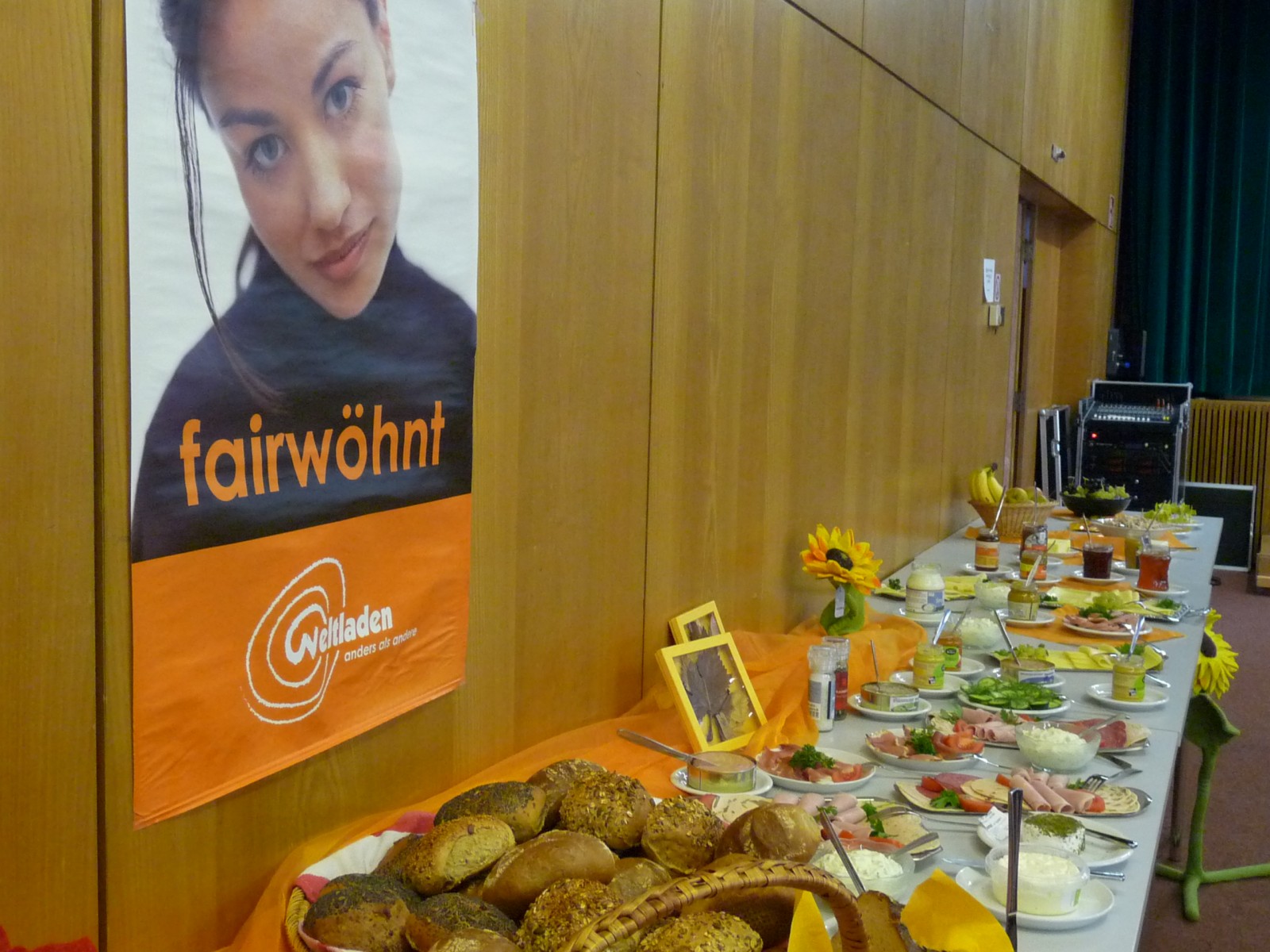 Das Team des Weltladens Bad Kreuznach lud mit fairen und regionalen Produkten zu einem reichhaltigen Frühstück ein