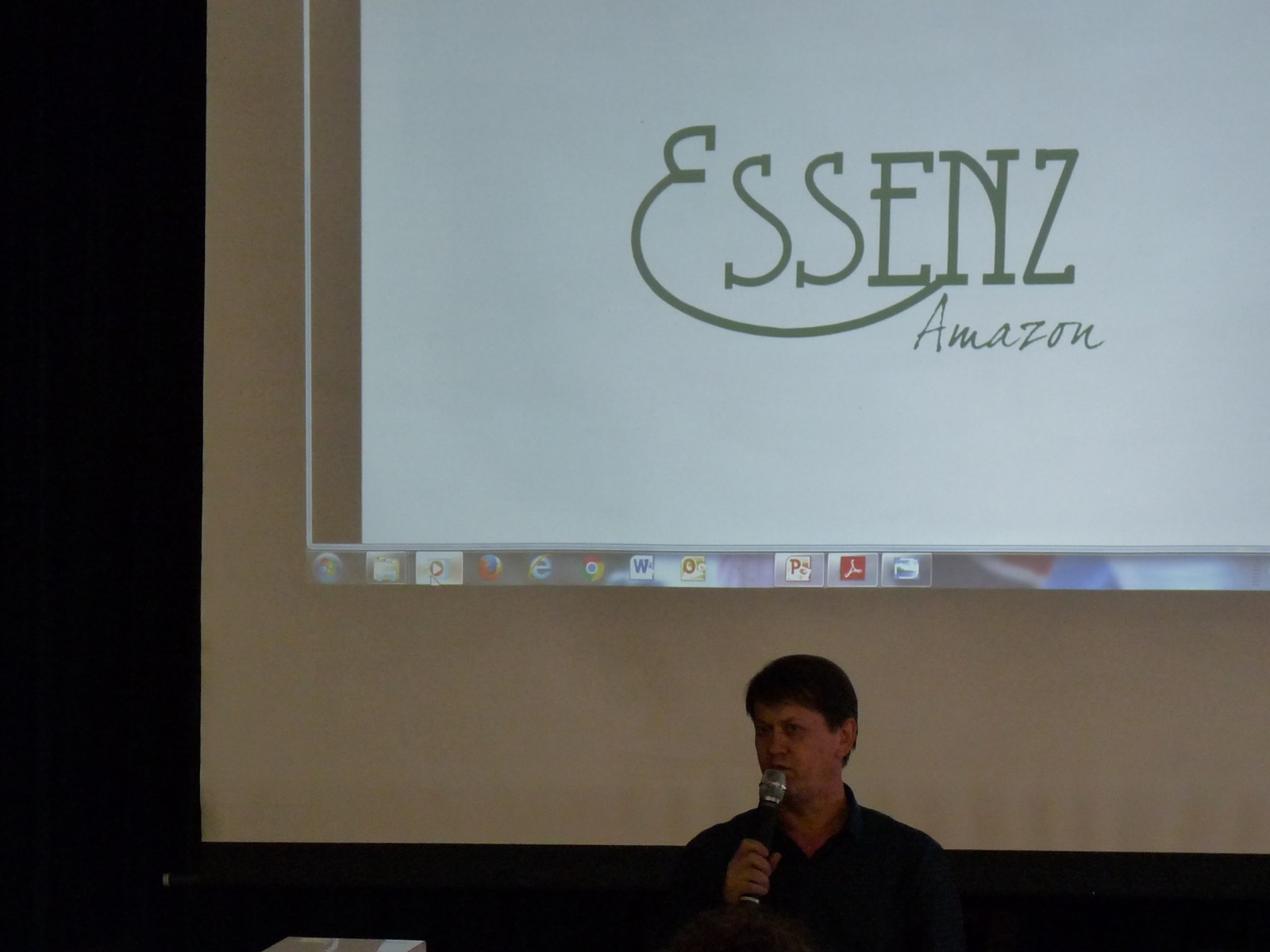 Mario Schwaab, der Gründer und Inhaber der Fa. ESSENZ Amazon mit der Marke "Sementes", stellte die Produktionsweise seiner Firma zur Herstellung hochwertigster Körperpflegeprodukte vor, unterstützt von einem kleinen Film. 